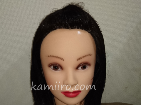 前髪を上げて留めた事例マネキン写真。前
