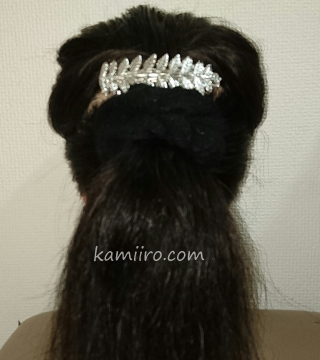 ポニーテールでつむじや分け目を隠す事例マネキン写真。後ろ。クリップ