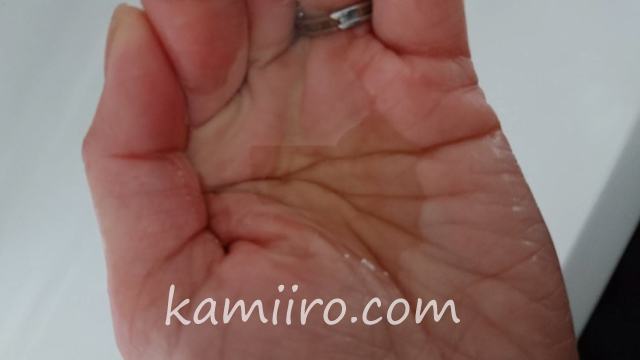 ベルタシャンプーを手のひらに出した写真