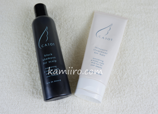 CA101薬用ブラックシャンプーとヘアトリートメントのボトルを並べて撮影した写真