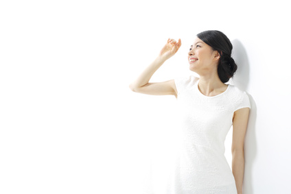 日差しを浴びる若い女性