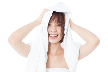 タオルで髪を拭く女性