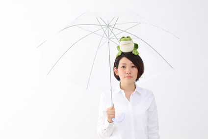 傘をさす女性