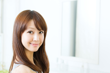 自宅で髪のお手入れする女性