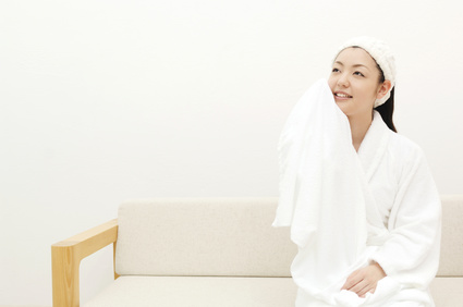 お風呂上りソファーでくつろぐ女性