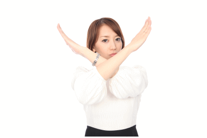 両腕でバツ印を掲げる女性
