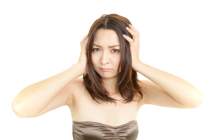 薄毛が心配で頭を抱える女性