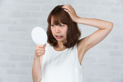 頭がヒリヒリして鏡を見て嘆く助成