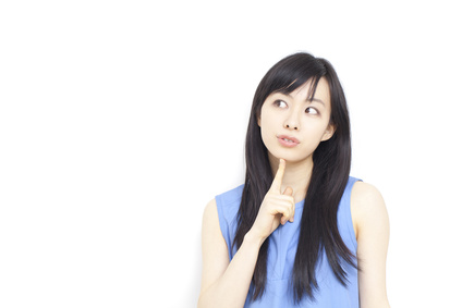 考える女性