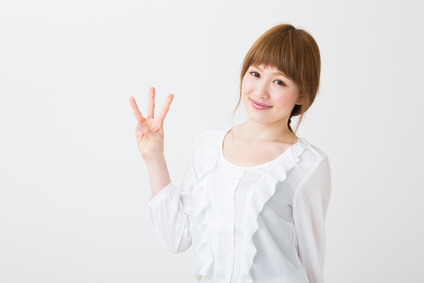 3つを示す女性