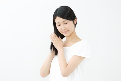 髪をいたわる女性