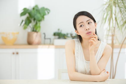 不安げな表情の女性
