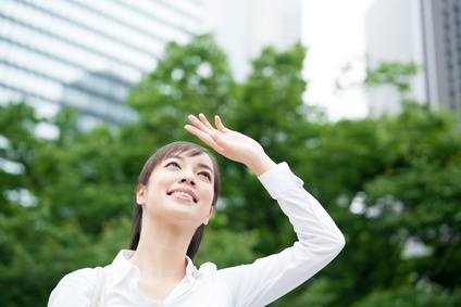 日差しを浴びる女性