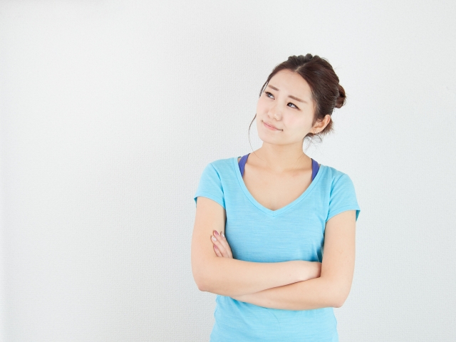 腕組して考える女性
