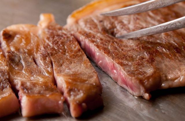 鉄板の上で調理されている牛肉