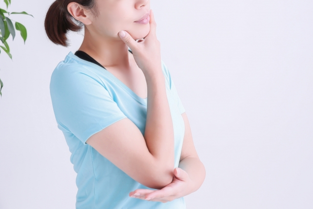 腕組して考える女性
