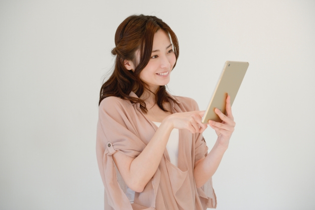 タブレットを操作する女性