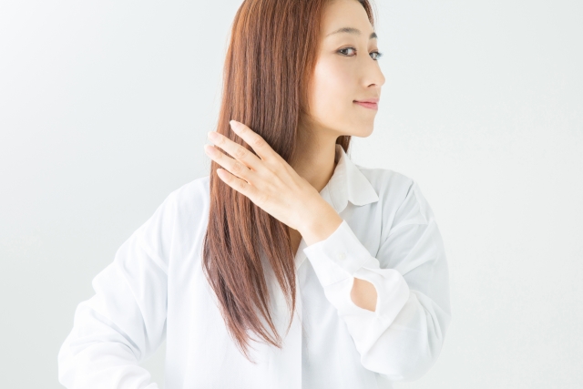髪の色艶を確認する女性