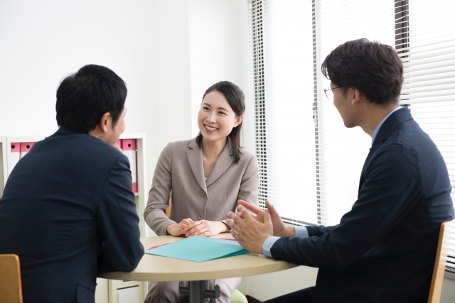 打ち合わせする女性