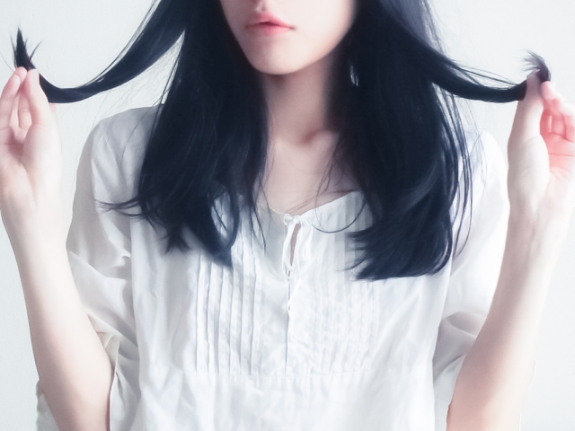 毛先を触る女性
