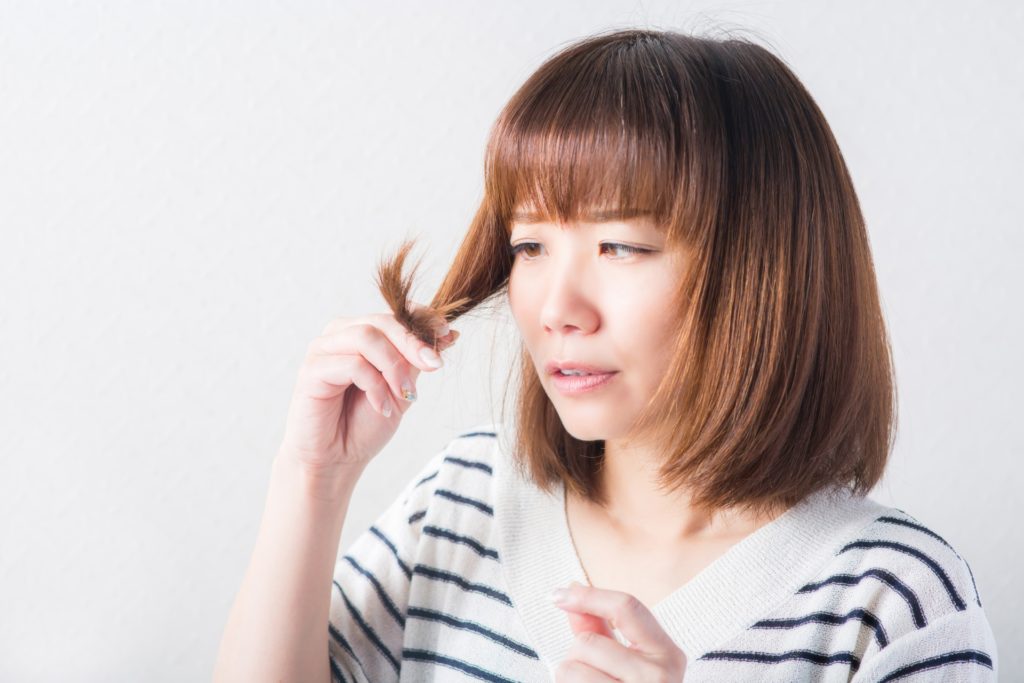 髪が硬い女性